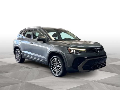 Certified 2025 Volkswagen Taos SE FWD image 2