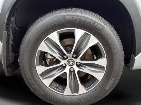 Used 2023 Toyota Highlander XLE AWD/4WD image 27