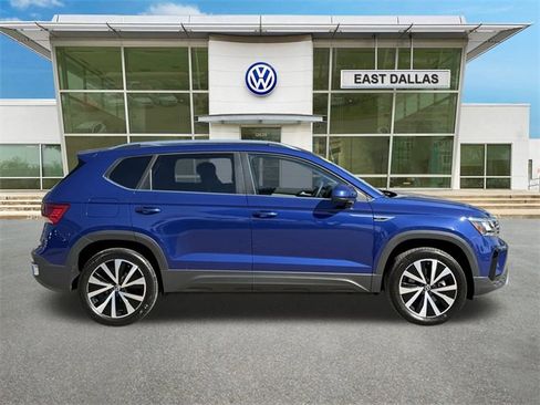 Certified 2022 Volkswagen Taos SE w/ Panoramic Sunroof Package image 2