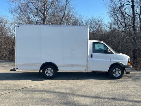 Used 2024 Chevrolet Express 3500 w/ Power Convenience Package RWD image 16