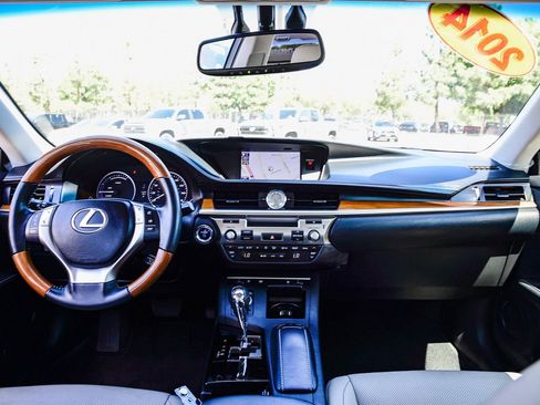 Used 2014 Lexus ES 300h w/ Luxury Package w/Bamboo Trim FWD image 15