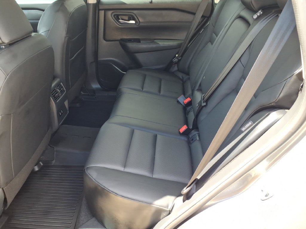 Used 2025 Nissan Rogue SV w/ SV Premium Package FWD image 13