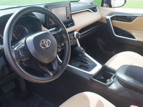Used 2019 Toyota RAV4 LE FWD image 12