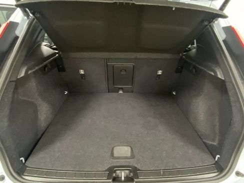 Used 2025 Volvo XC40 B5 Core image 9