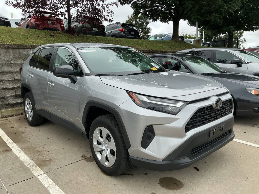 Used 2025 Toyota RAV4 LE AWD/4WD image 9