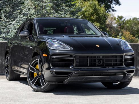 Certified 2022 Porsche Cayenne Turbo S AWD/4WD image 6