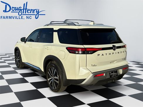 Used 2024 Nissan Pathfinder Platinum image 3