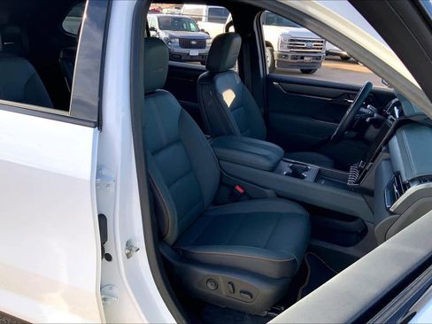 Used 2024 GMC Acadia AT4 w/ Luxury Package image 8