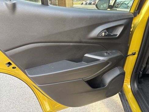 Used 2024 Chevrolet Trax RS w/ Sunroof Package image 17