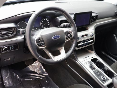 Used 2024 Ford Explorer XLT image 7