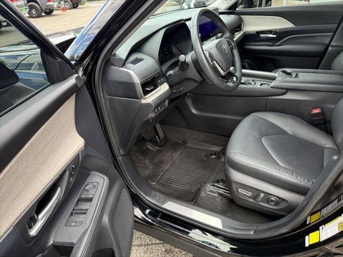 Certified 2024 Toyota Grand Highlander AWD image 18