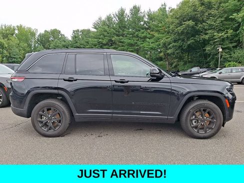 Used 2026 Jeep Grand Cherokee Altitude AWD/4WD image 7