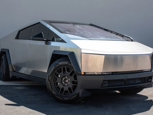 Used 2024 Tesla Cybertruck AWD Crew Cab image 5