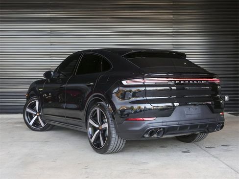 Certified 2025 Porsche Cayenne E-Hybrid Coupe image 3