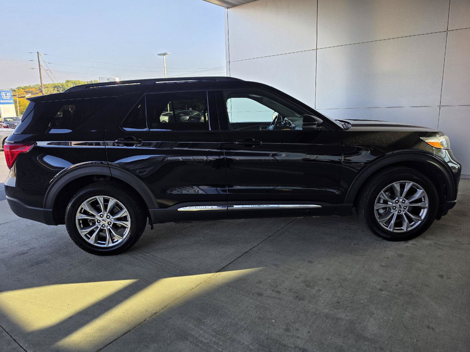 Used 2024 Ford Explorer XLT w/ Equipment Group 202A AWD/4WD image 4