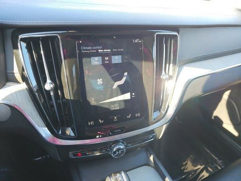 Used 2019 Volvo S60 T5 Inscription image 24