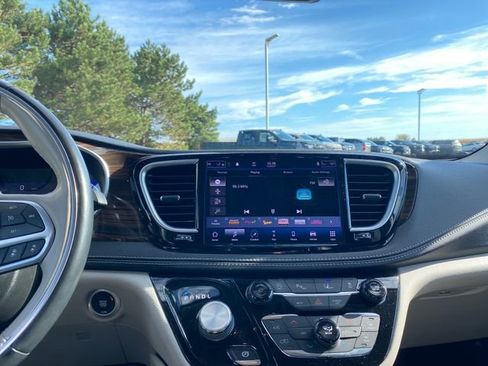 Used 2021 Chrysler Pacifica Limited image 19