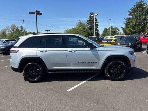 Used 2024 Jeep Grand Cherokee Altitude AWD/4WD image 27