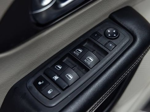 Used 2022 Chrysler Pacifica Touring-L FWD image 12