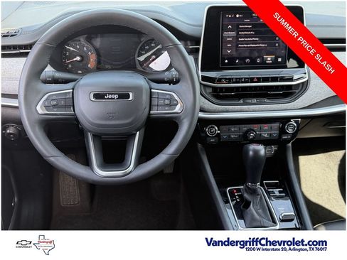 Used 2025 Jeep Compass Latitude w/ Sun & Sound Group AWD/4WD image 11