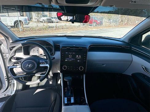 Used 2023 Hyundai Tucson SE image 3