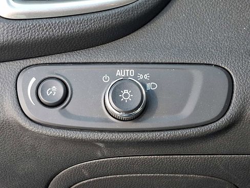 Used 2022 Chevrolet Trax LT w/ LT Convenience Package image 23