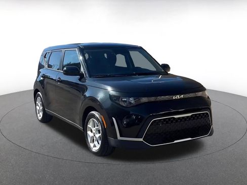Used 2025 Kia Soul LX w/ LX Technology Package image 3