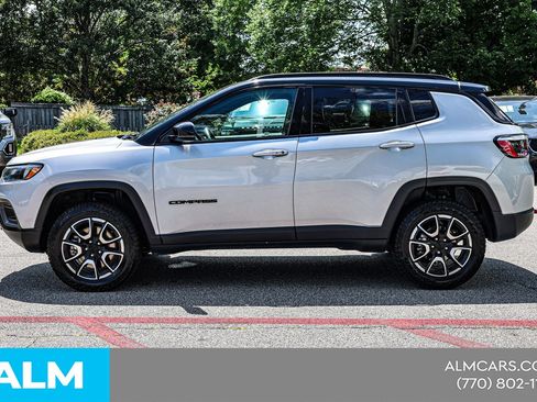 Used 2024 Jeep Compass Trailhawk AWD/4WD image 10