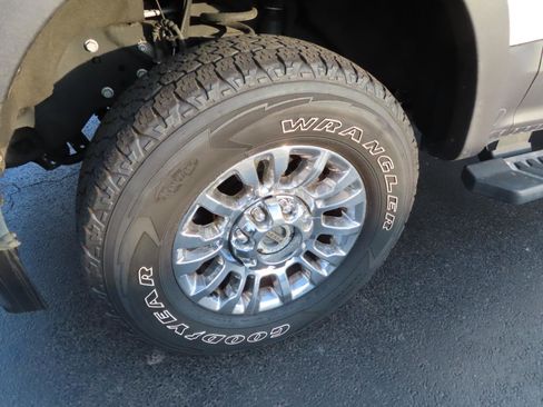 Used 2021 Ford F350 Lariat w/ Chrome Package image 11