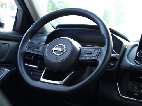 Used 2024 Nissan Rogue SV image 5