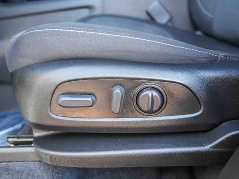 Used 2022 Chevrolet Traverse LT FWD image 21
