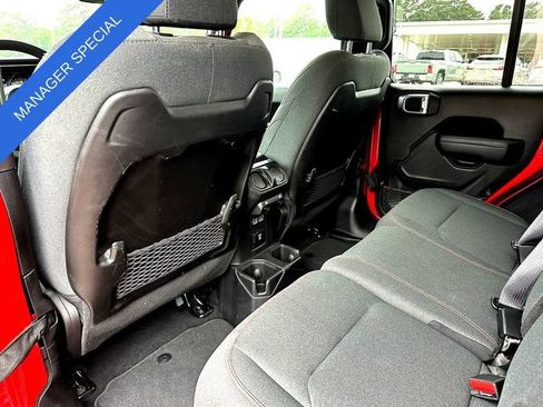 Used 2025 Jeep Wrangler Unlimited Rubicon AWD/4WD image 19