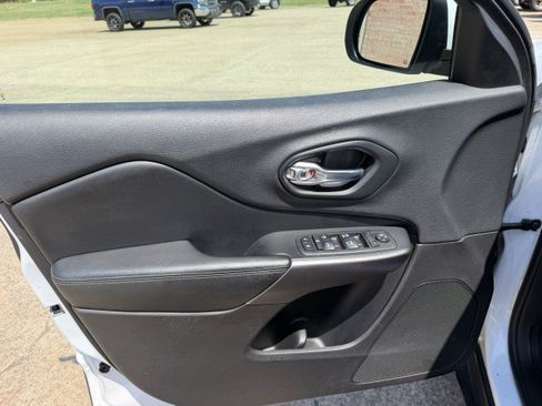 Used 2019 Jeep Cherokee Latitude Plus w/ Comfort/Convenience Group AWD/4WD image 9