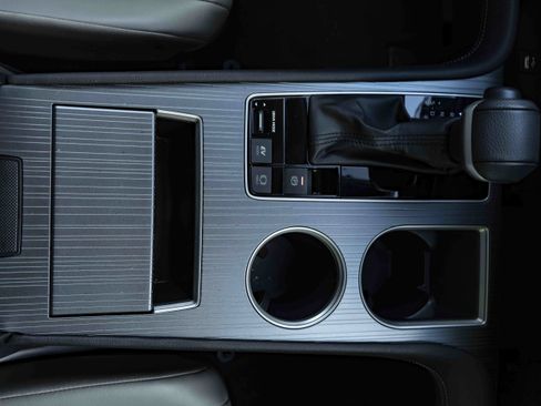 Used 2025 Toyota Sienna XLE FWD image 23