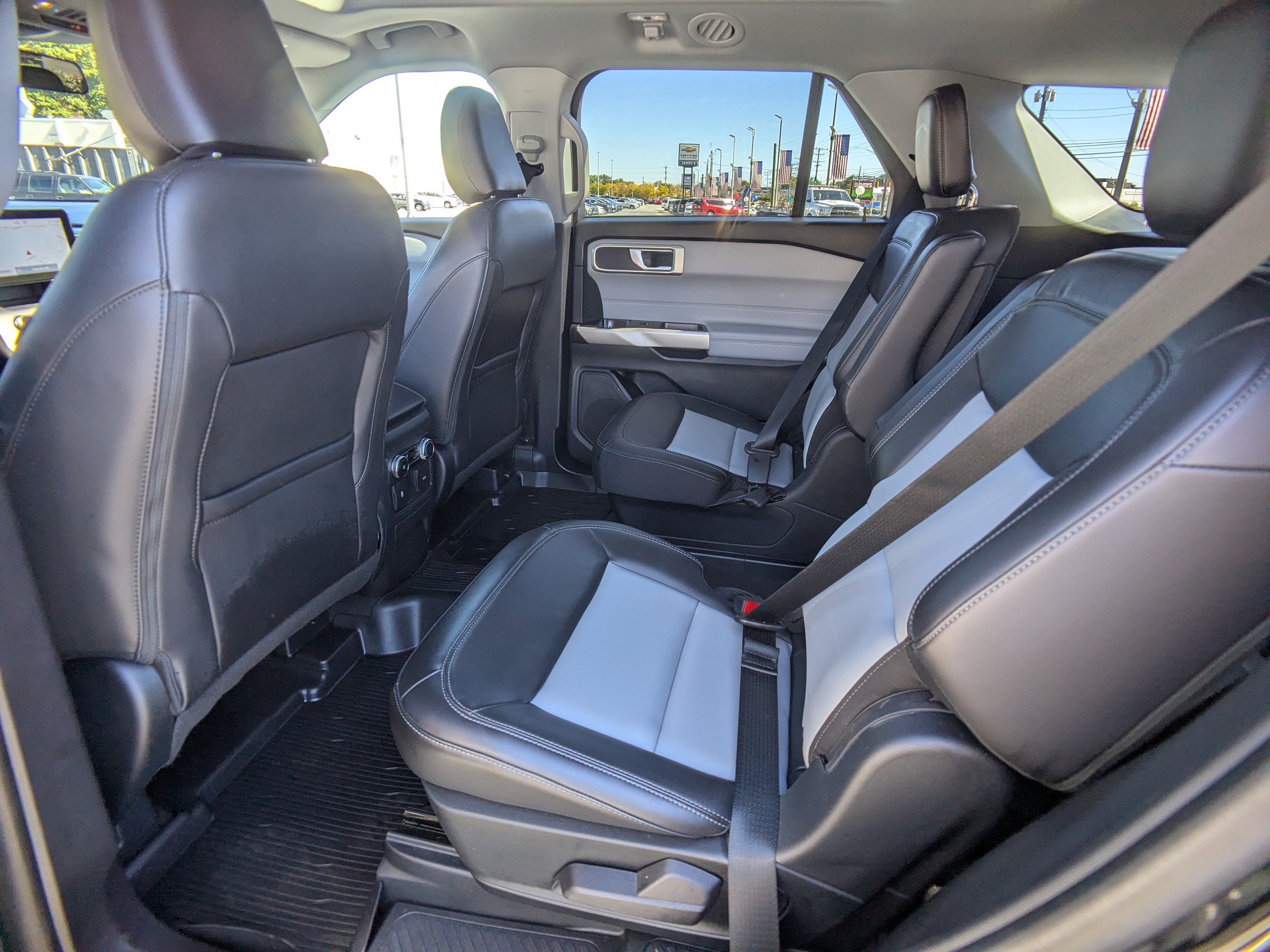 Used 2023 Ford Explorer XLT w/ Equipment Group 202A AWD/4WD image 15