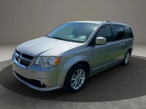 Used 2018 Dodge Grand Caravan SXT FWD image 3