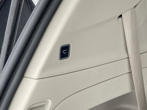 Used 2024 Chrysler Voyager LX image 8