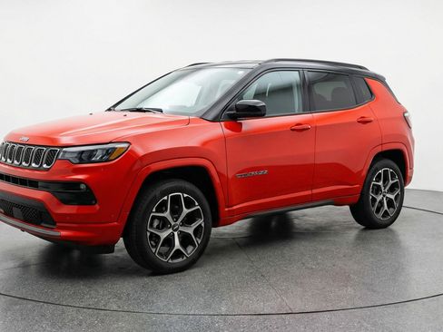 Used 2025 Jeep Compass Limited AWD/4WD image 3
