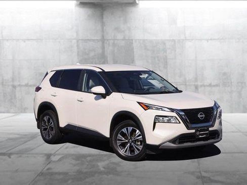Used 2023 Nissan Rogue SV image 2