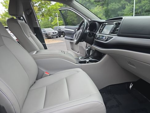 Used 2019 Toyota Highlander XLE AWD/4WD image 10