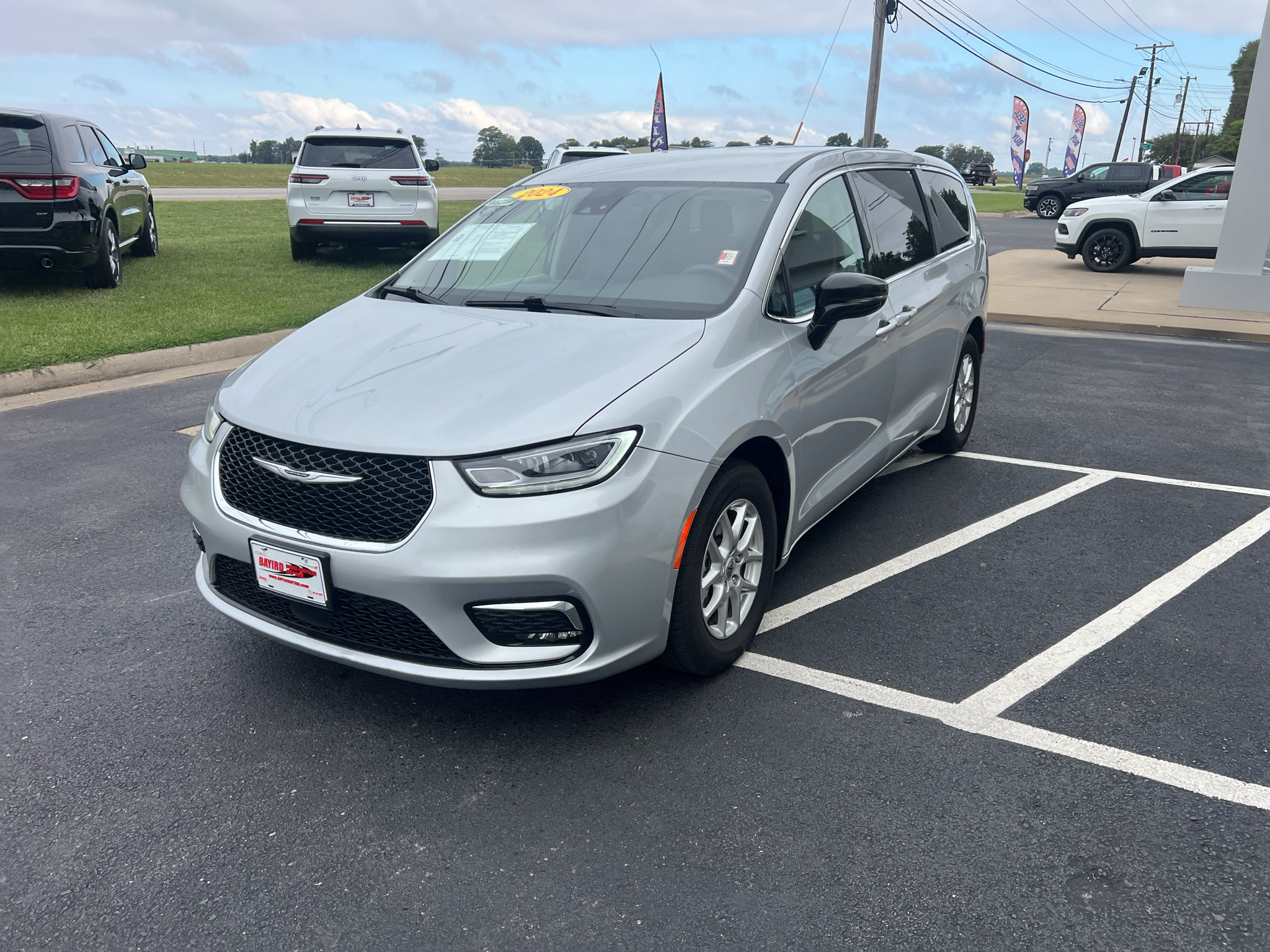 Used 2024 Chrysler Pacifica Touring-L FWD image 4