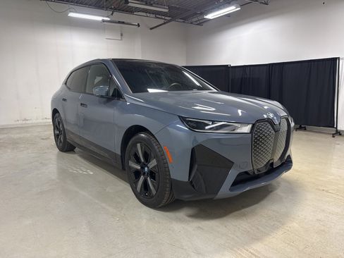 Used 2025 BMW iX xDrive50 w/ Premium Package image 9