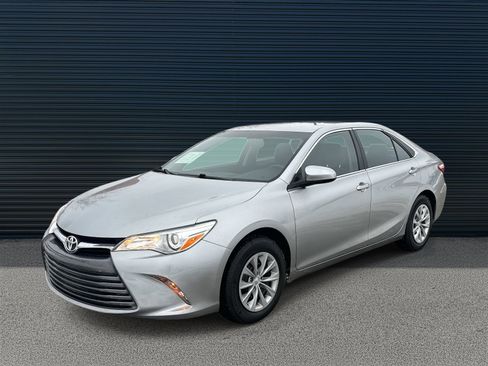 Used 2017 Toyota Camry LE image 1