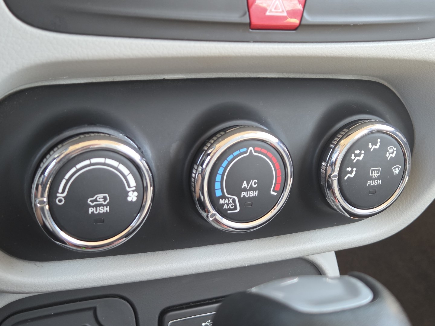 Used 2017 Jeep Renegade Latitude FWD image 29