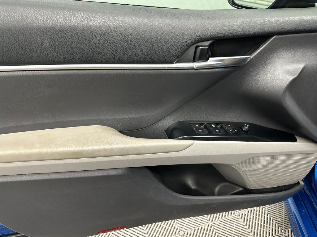 Used 2020 Toyota Camry SE w/ Convenience Package FWD image 10