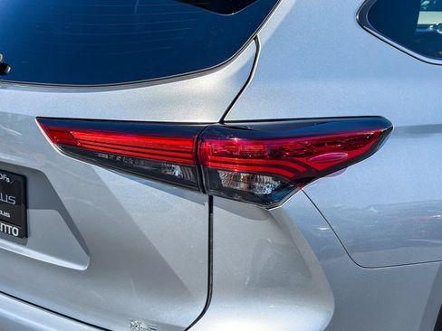 Used 2023 Toyota Highlander XLE FWD image 8