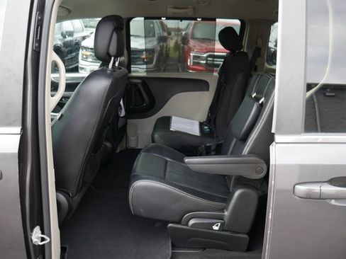 Used 2015 Chrysler Town & Country Touring image 23