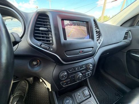 Used 2019 Jeep Cherokee Latitude Plus w/ Cold Weather Group AWD/4WD image 34