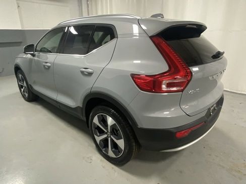 Used 2025 Volvo XC40 B5 Plus image 2