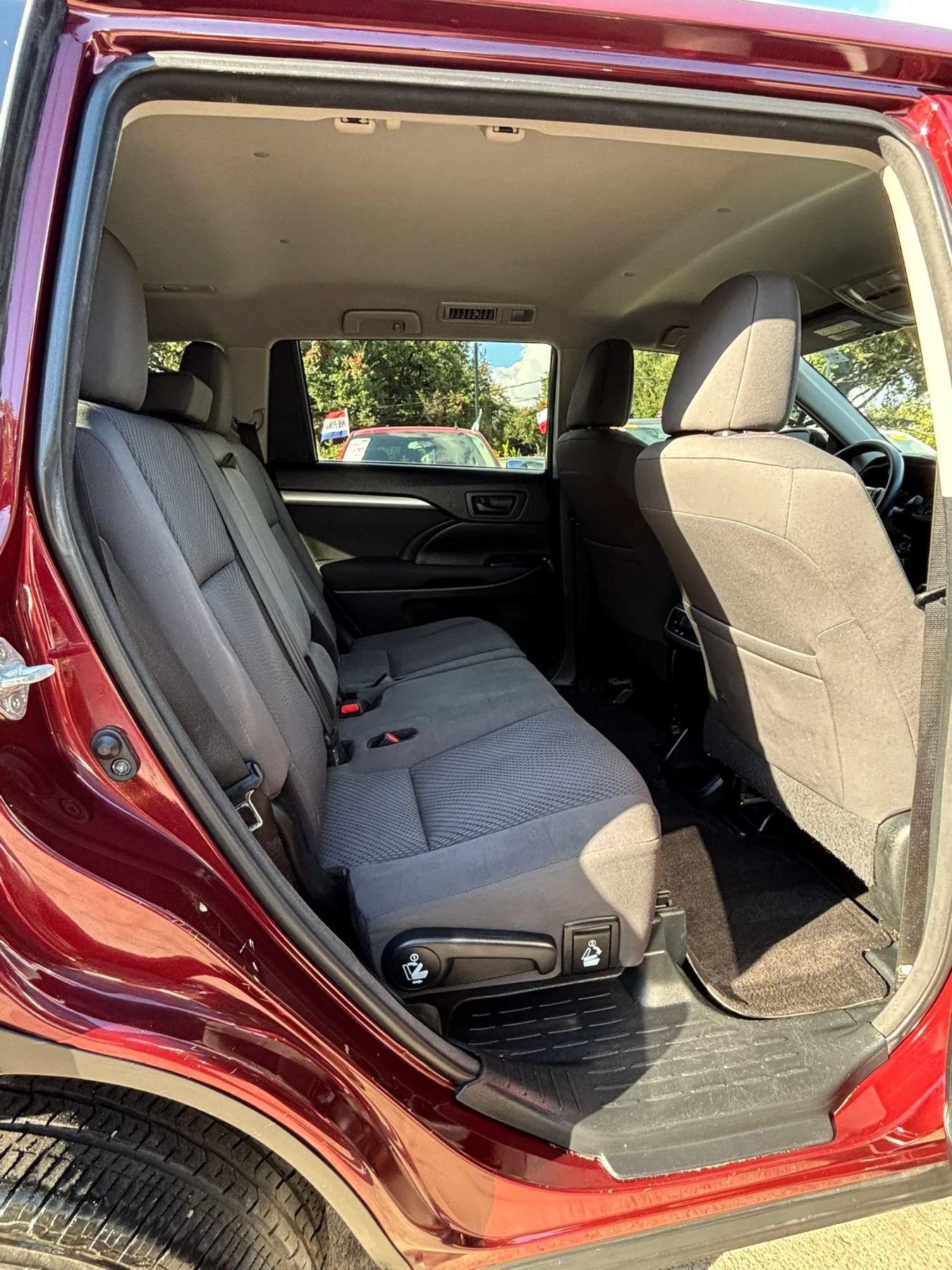 Used 2016 Toyota Highlander LE FWD image 17